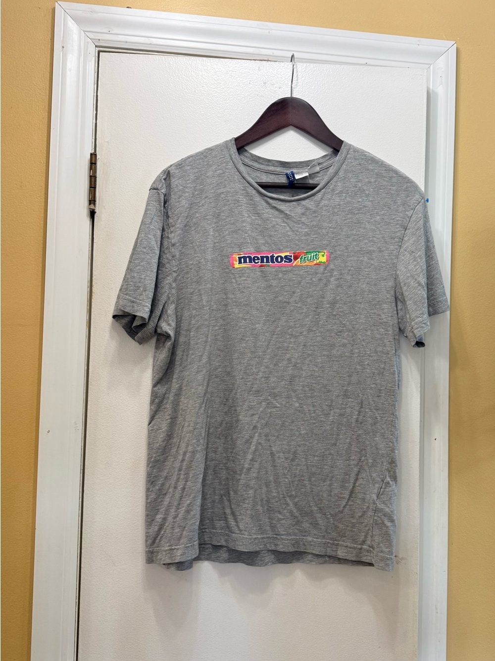 Mentos Gray Graphic Tee! EUC
